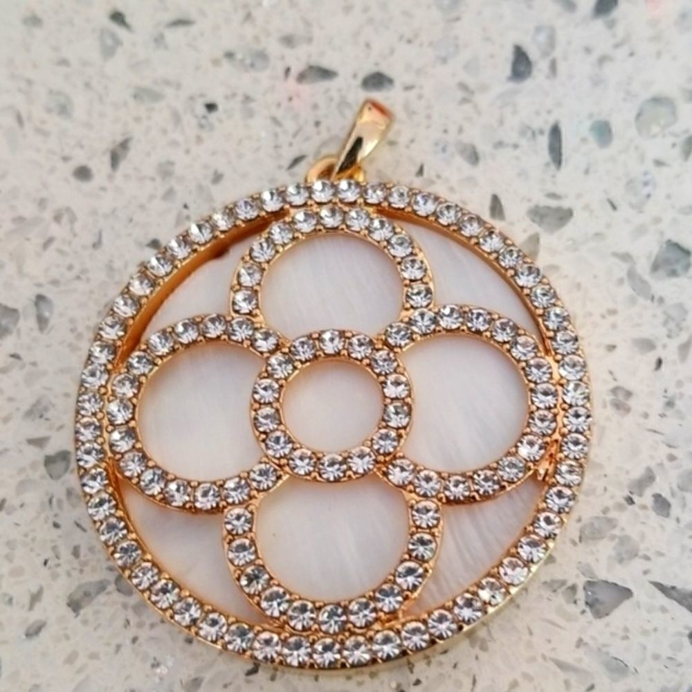 GORGEOUS SPARKLY CRYSTALS PENDANT!!!   - Picture 2 of 3